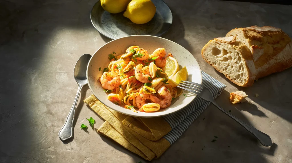 Pasta met zeevruchten, tomaat en basilicum